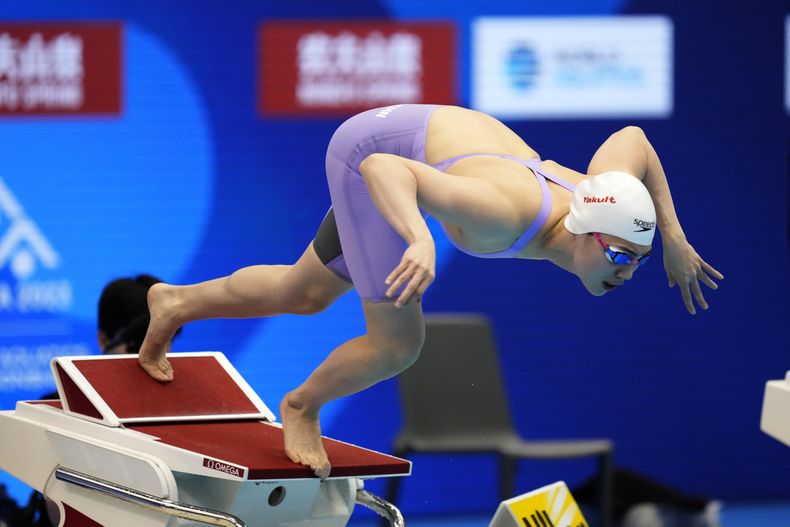 La china Zhang Yufei compite en la final de los 100 metros mariposa del Mundial de natación en Fukuoka, Japón, el lunes 24 de julio de 2023. (AP Foto/Lee Jin-man)
