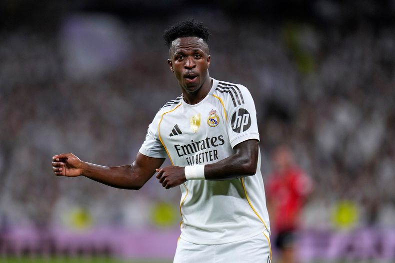ARCHIVO - El brasileño Vinicius Junior, del Real Madrid, celebra al marcar el segundo gol de su equipo durante el partido de fútbol de la Liga Española entre el Real Madrid y el Mallorca en Madrid, el sábado 30 de agosto de 2025. (AP Photo/Manu Fernandez, Archivo)