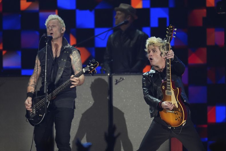 Mike Dirnt, izquierda, y Billie Joe Armstrong de Green Day actúan durante el concierto benéfico de FireAid el jueves 30 de enero de 2025 en The Forum en Inglewood, California. (Foto AP/Chris Pizzello)