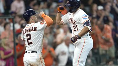 El dominicano Yainer Díaz (21) y Alex Bregman (2) celebran mientras ambos anotaban para los Astros de Houston con el cuadrangular de Díaz ante los Mets de Nueva York, durante la cuarta entrada del juego de este miércoles 21 de junio de 2023, disputado en Houston. (AP Photo/David J. Phillip)