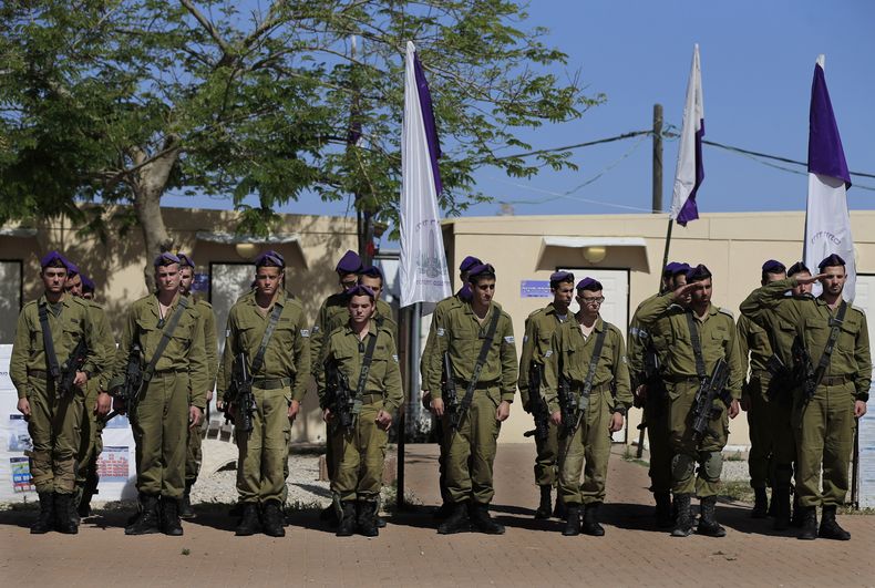 Soldados israel&iacute;es durante los dos minutos del sonido de la sirena en recuerdo de las v&iacute;ctimas del Holocausto en una base del ej&eacute;rcito cerca de la Franja de Gaza, Israel, el lunes 28 de abril del 2014. (Foto AP/Tsafrir Abayov)