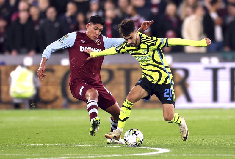 El volante de Arsenal Fabio Vieira (derecha) y Edson Álvarez de West Ham disputan el balón en el partido por la cuarta ronda de la Copa de la Liga inglesa, el miércoles 1 de noviembre de 2023. (John Walton/PA vía AP)