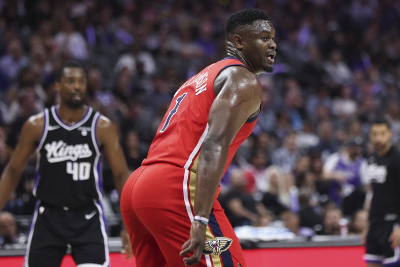 Zion Williamson, de los Pelicans de Nueva Orleáns, realiza labor defensiva en el partido del jueves 11 de abril de 2024, ante los Kings de Sacramento (AP Foto/Benjamin Fanjoy)