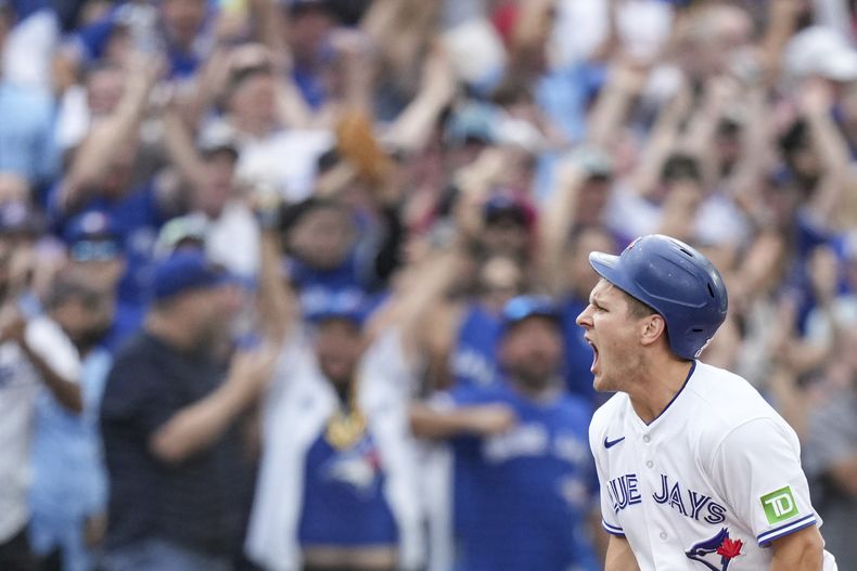 Daulton Varsho, de los Azulejos de Toronto, festeja tras conectar un triple en el juego del sábado 16 de septiembre de 2023, ante los Medias Rojas de Boston (Chris Young/The Canadian Press via AP)