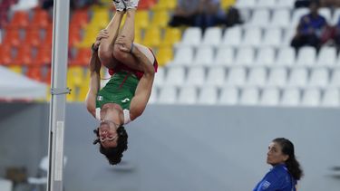 Jorge Luna, de México, realiza un salto mortal para festejar un intento exitoso en el salto con pértiga de los Juegos Centroamericanos y del Caribe en San Salvador, el jueves 6 de julio de 2023 (AP Foto/Arnulfo Franco)