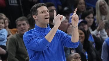 ARCHIVO - Foto del 28 de marzo del 2023, el entrenador del Thunder de Oklahoma City Mark Daigneault hace un gesto en el encuentro ante los Hornets de Charlotte. El miércoles 19 de julio del 2023, Thunder firma una extensión de contrato con Daigneault. (AP Foto/Sue Ogrocki, Archivo)