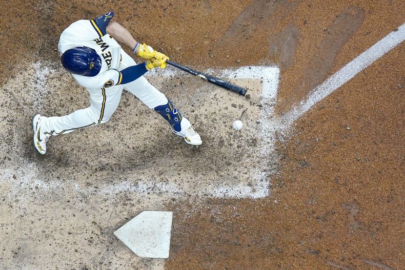 Tyrone Taylor de los Cerveceros de Milwuakee conecta un sencillo remolcador en la sexta entrada del encuentro ante los Mellizos de Minnesota el martes 22 de agosto del 2023. (AP Foto/Morry Gash)