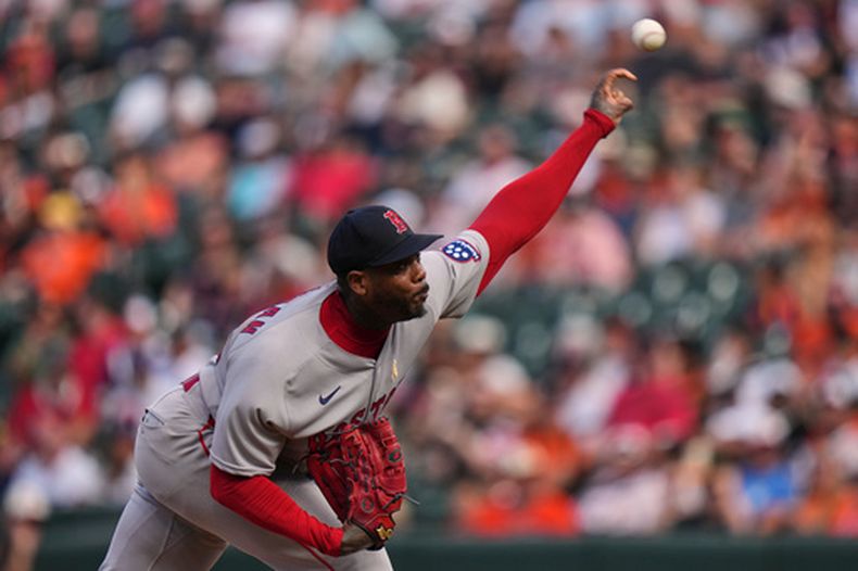El lanzador cubano de los Medias Rojas de Boston, Aroldis Chapman realiza un lanzamiento durante la novena entrada de un partido de béisbol contra los Orioles de Baltimore, el domingo 6 de septiembre de 2026, en Baltimore. (Foto AP/Stephanie Scarbrough)