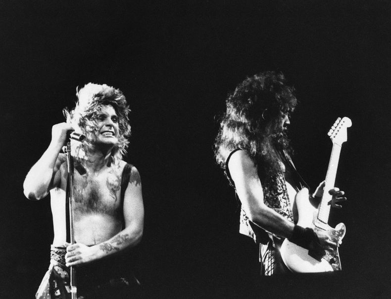 ARCHIVO - Ozzy Osbourne, a la izquierda, se presenta el 17 de enero de 1985 en el festival de música Rock in Rio en Río de Janeiro, Brasil. (Foto AP, archivo)