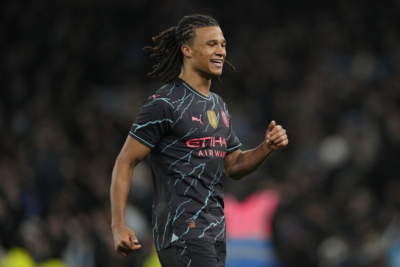 Nathan Ake del Manchester City reacciona tras la victoria ante el Tottenham en el encuentro de la cuarta ronda de la Copa FA el viernes 26 de enero del 2024. (AP Foto/Dave Shopland)