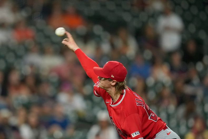 George Klassen, de los Angelinos de Los Ángeles, lanza en el encuentro ante los Astros de Houston, el martes 18 de agosto de 2026 (AP Foto/David J. Phillip)