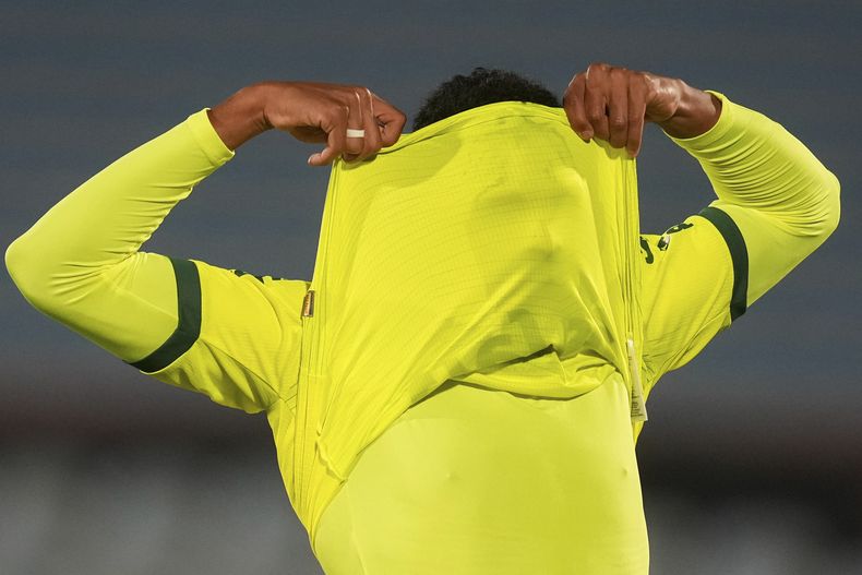 Luis Guilherme, del Palmeiras, se cubre el rostro con la camiseta durante el partido de la Copa Libertadores ante Liverpool de Uruguay, el jueves 9 de mayo de 2024 (AP Foto/Matilde Campodonico)