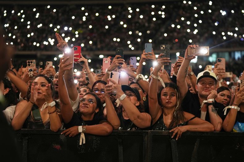 El publico en el concierto de la gira mundial de Shakira, Las mujeres ya no lloran, en el estadio Metropolitano de su ciudad natal de Barranquilla, Colombia, el jueves 20 de febrero de 2025. (Foto AP/Fernando Vergara)