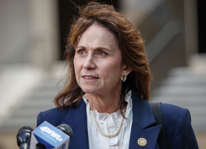 La secretaria de Justicia de Luisiana, Liz Murrill, habla con los medios de comunicación frente al edificio federal Hale Boggs en Nueva Orleans, el lunes 19 de mayo de 2025, después de reunirse con funcionarios federales sobre la reciente fuga de la cárcel de Orleans. (David Grunfeld/The Times-Picayune/The New Orleans Advocate vía AP)