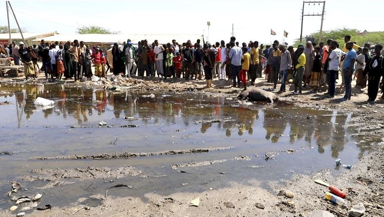 Un grupo de personas cerca de donde estalló una bomba en Elwak, en el condado Mandera, Kenia, el 29 de abril de 2024. (Foto AP/Adan Shukri)