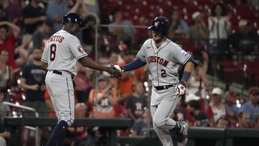 Alex Bregman de los Astros de Houston es felicitado por el entrenador de tercera base Gary Pettis tras batear un gran slam en la novena entrada del juego ante los Cardenales de San Luis el jueves 29 de junio del 2023. (AP Foto/Jeff Roberson)