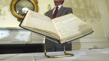 El archivista John Carlin con un diario presidencial de Harry Truman de 1947, en los Archivos Nacionales en Washington el 10 de julio de 2003 (Foto AP/Rick Bowmer)