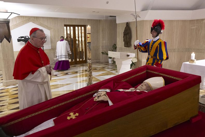El secretario de Estado del Vaticano, el cardenal Pietro Parolin (izquierda), reza en frente del cuerpo del papa Francisco, dispuesto para el velatorio en su capilla privada en el Vaticano, el 21 de abril de 2025. (Vatican Media vía AP, HO)