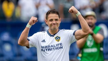 ARCHIVO - Javier Hernández, delantero del LA Galaxy reacciona con los fanáticos después de que su equipo venciera al Nashville SC en un partido de playoffs de la MLS, el 15 de octubre de 2022, en Carson, California. (AP Foto/Alex Gallardo, Archivo)