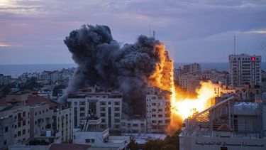 ARCHIVO - Una nube de humo y llamas provocadas por un bombardeo israelí en Ciudad de Gaza el 7 de octubre de 2023. (AP Foto/Fatima Shbair, Archivo)