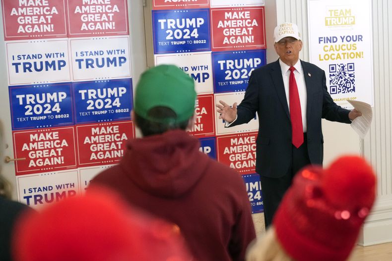 El expresidente y precandidato republicano presidencial Donald Trump habla con voluntarios en el Hotel Fort Des Moines, en Des Moines, Iowa, el domingo 14 de enero de 2024. (AP Foto/Andrew Harnik)