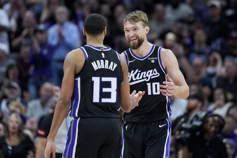El centro de los Kings de Sacramento Domantas Sabonis (10) celebra con el escolta Keegan Murray (13) luego de anotar ante los Clippers de Los Ángeles durante la segunda mitad del juego de baloncesto de la NBA, el martes 2 de abril de 2024, en Sacramento, California. (AP Foto/Godofredo A. Vásquez)