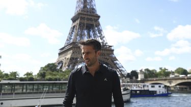 El presidente del comité organizador de los Juegos Olímpicos de París 2024, Tony Estanguet, posa tras un ensayo de la ceremonia inaugural de los JJOO, el 17 de julio de 2023, en París. (AP Foto/Aurelien Morissard)