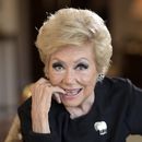 ARCHIVO - La actriz Mitzi Gaynor posa en su apartamento el 26 de mayo de 2021, en Beverly Hills, California. Gaynor, una de las últimas supervivientes de la llamada época dorada del musical de Hollywood, murió por causas naturales en Los Ángeles el jueves 17 de octubre de 2024. Tenía 93 años. (Foto AP/Mark J. Terrill, archivo)