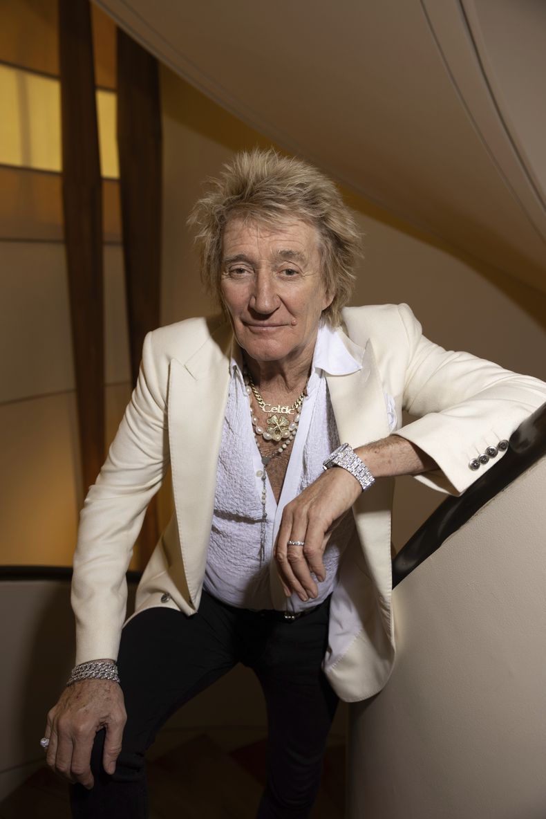 Rod Stewart posa para un retrato el martes 7 de febrero de 2024, en Nueva York. (Foto Matt Licari/Invision/AP)