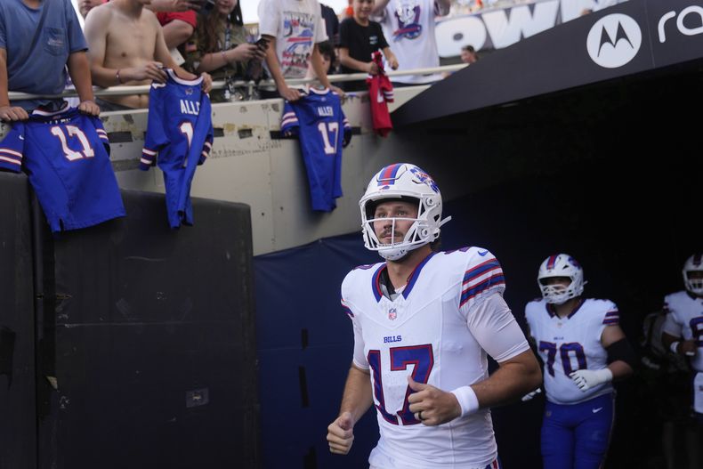 El quarterback de los Bills de Buffalo, Josh Allen, sale al campo antes del partido de pretemporada contra los Bears de Chicago, el domingo 17 de agosto de 2025, en Chicago. (AP Foto/Erin Hooley)