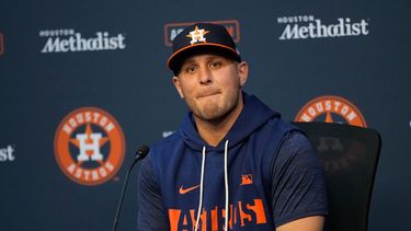 El ex jardinero de los Azulejos de Toronto Daulton Varsho escucha preguntas durante una conferencia de prensa después de ser canjeado a los Astros de Houston previo a su partido de béisbol de Grandes Ligas del lunes 3 de agosto de 2026, en Houston. (AP Foto/David J. Phillip)
