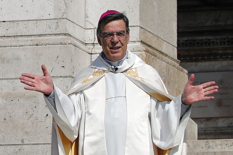 Arzobispo de París renuncia tras una relación con una mujer