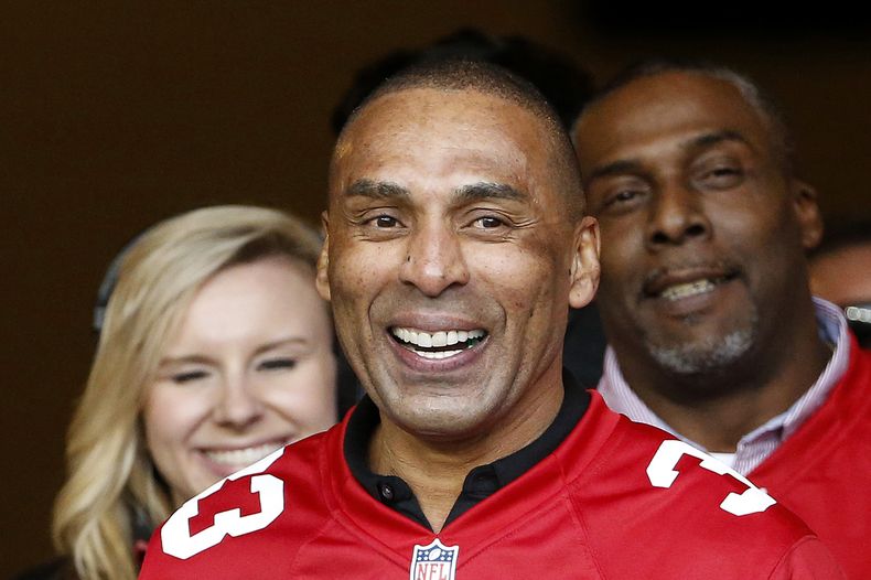 ARCHIVO - Roger Craig, excorredor de los 49ers de San Francisco, sonríe durante un partido entre ese equipo y los Bengals de Cincinnati, el 20 de diciembre de 2015 (AP Foto/Tony Avelar, archivo)