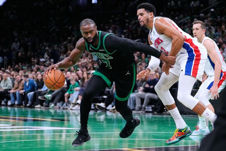 Jaylen Brown, de los Celtics de Boston, trata de eludir a Tobias Harris, de los Pistons de Detroit, el miércoles 26 de noviembre de 2025 (AP Foto/Charles Krupa)