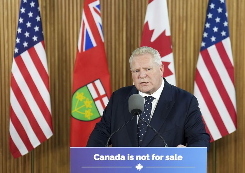 El primer ministro de Ontario, Doug Ford, realiza una conferencia de prensa sobre los nuevos aranceles que Estados Unidos ha impuesto a Canadá, en Toronto, el martes 4 de marzo de 2025. (Nathan Denette/The Canadian Press vía AP)