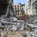 Un hombre palestino recoge sus pertenencias en Ciudad Gaza el 28 de noviembre de 2023. . (Foto AP/Adel Hana)