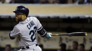 americateve | El jugador de los Marineros de Seattle, Robinson Can&oacute;, batea en un partido contra Oakland el lunes, 5 de mayo de 2014, en Oakland, California. (AP Photo/Marcio Jose Sanchez)
