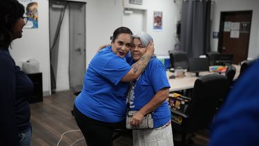 Erika Márquez, a la izquierda, abraza a Leticia Pinedo después de una reunión en la organización sin ánimo de lucro Make the Road Nevada, el jueves 12 de septiembre de 2024, en Las Vegas. Márquez es beneficiario de una amnistía del gobierno de Obama para inmigrantes traídos a Estados Unidos de forma ilegal cuando eran niños. (AP Foto/John Locher)