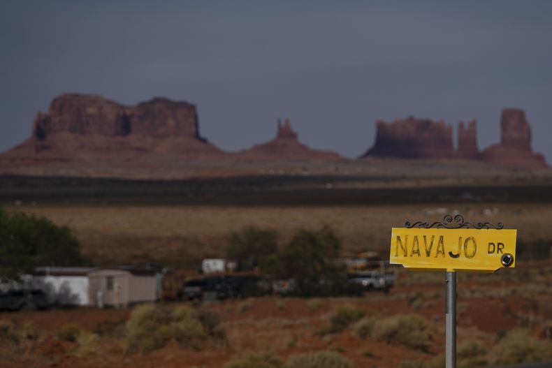 ARCHIVO - Un cartel de Navajo Drive, frente a viviendas y otras estructuras en Oljato-Monument Valley, Utah, en el territorio indígena semiautónomo Navajo Nation, el 30 de abril de 2020. (AP Foto/Carolyn Kaster, archivo)