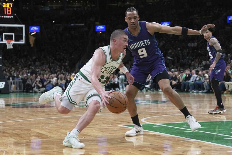 Payton Pritchard, de los Celtics de Boston, avanza a la cesta frente a Wendell Moore Jr., de los Hornets de Charlotte, el viernes 11 de abril de 2025 (AP Foto/Charles Krupa)