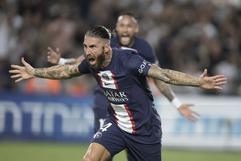 ARCHIVO - Sergio Ramos celebra tras anotar un gol para el Paris Saint-Germain en la final de la Supercopa de Francia contra Nantes, el 31 de julio de 2022. (AP Foto/Ariel Schalit)