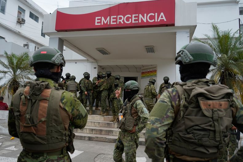 Soldados montan guardia frente al Hospital Teófilo Dávila, donde fueron trasladados los reclusos heridos tras los enfrentamientos que estallaron entre los presos en la cárcel de Machala, Ecuador, el lunes 10 de noviembre de 2025. (AP Foto/César Muñoz).