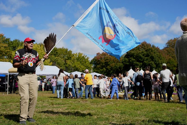 Barton Alce de Pie Cartwright, a la izquierda, dirige una danza del frijol con estudiantes de la escuela Friends Select durante el evento del Día de los Pueblos Indígenas de Filadelfia, el lunes 12 de octubre de 2026, en Filadelfia. (AP Foto/Mingson Lau)