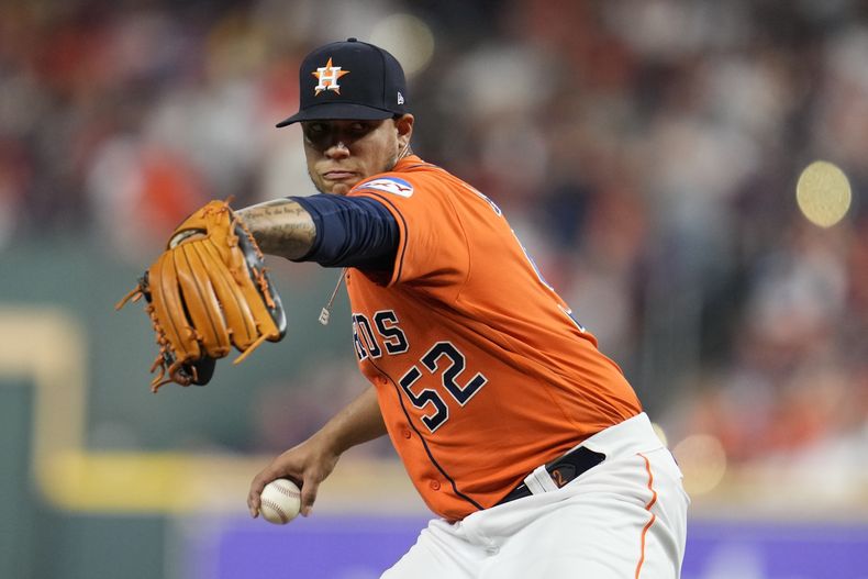 El lanzador dominicano de los Astros de Houston Bryan Abreu lanza en la octava entrada del juego 6 de la Serie de Campeonato ante los Rangers de Texas el domingo 22 de octubre del 2023. (AP Foto/Godofredo A. Vásquez)