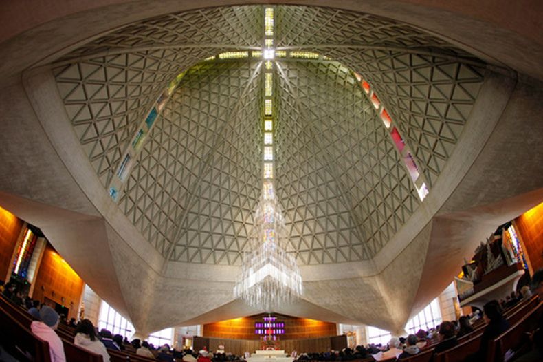 ARCHIVO - Fieles asisten a una misa en la Catedral de Santa María, la iglesia madre de la arquidiócesis de San Francisco, el 2 de abril de 2010. (AP Foto/Eric Risberg/Archivo)
