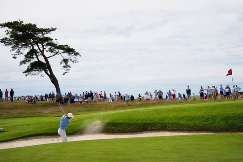William Mouw batea desde la trampa de arena en el hoyo 13 durante la segunda ronda del torneo de golf Abierto de EE. UU. en el Shinnecock Hills Golf Club en Southampton, Nueva York, el viernes 19 de junio de 2026. (Foto AP/David J. Phillip)