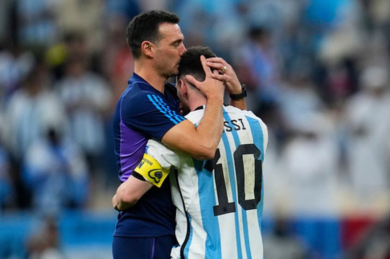 ARCHIVO - El técnico de Argentina Lionel Scaloni besa a Lionel Messi tras la victoria ante Holanda en los cuartos de final del Mundial, el 10 de diciembre de 2022, en Lusail, Qatar. (AP Foto/Natacha Pisarenko)