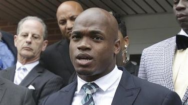 americateve | La NFL suspendió sin sueldo al running back Adrian Peterson al menos por el resto de la temporada.