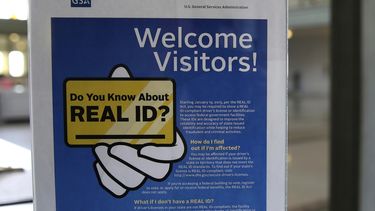 ARCHIVO - En esta fotografía del 6 de abril de 2016, un letrero en un tribunal federal en Tacoma, Washington, les informa a los visitantes acerca de la ley del gobierno federal sobre la identificación REAL ID. (AP Foto/Ted S. Warren, archivo)