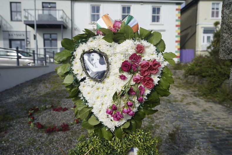 Ofrendas florales fuera de la antigua casa de Sinéad OConnor antes del funeral de la cantante en Bray, en el condado de Wicklow, Irlanda el martes 8 de agosto de 2023. (Niall Carson/PA vía AP)